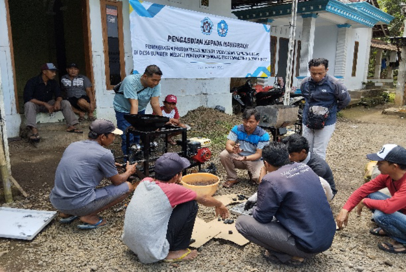 Dosen Poliwangi Dorong Produktivitas Industri Kreatif Arang Lewat Mesin ...